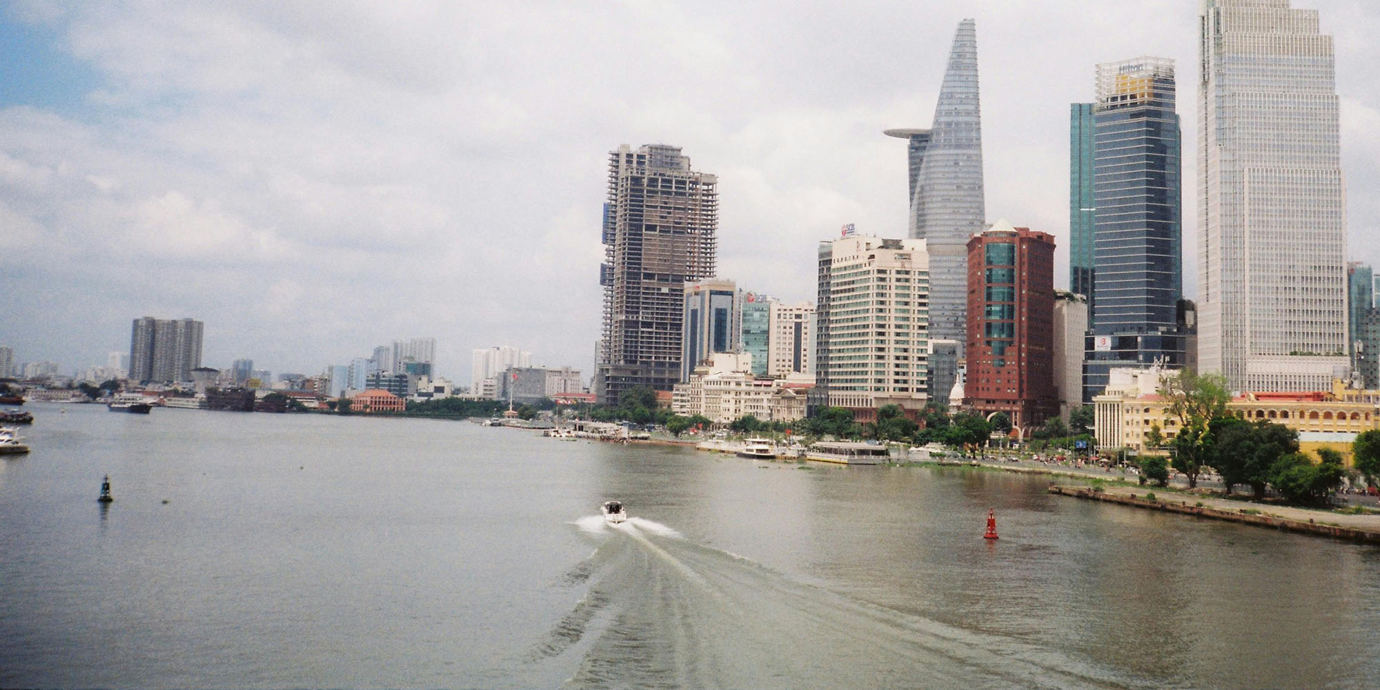 Saigon river speedboat trip with the fresh air and villas of the high - class people, who got million dollars