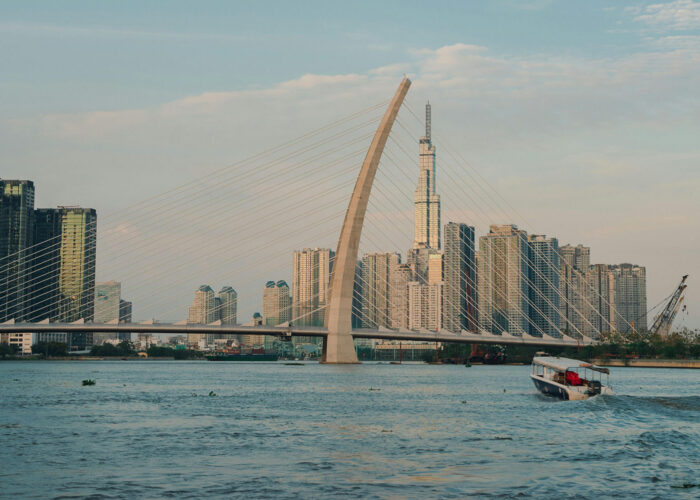 Saigon-river-speedboat-trip-with-the-fresh-air-and-villas-of-the-high-class-people-who-got-million-dollars