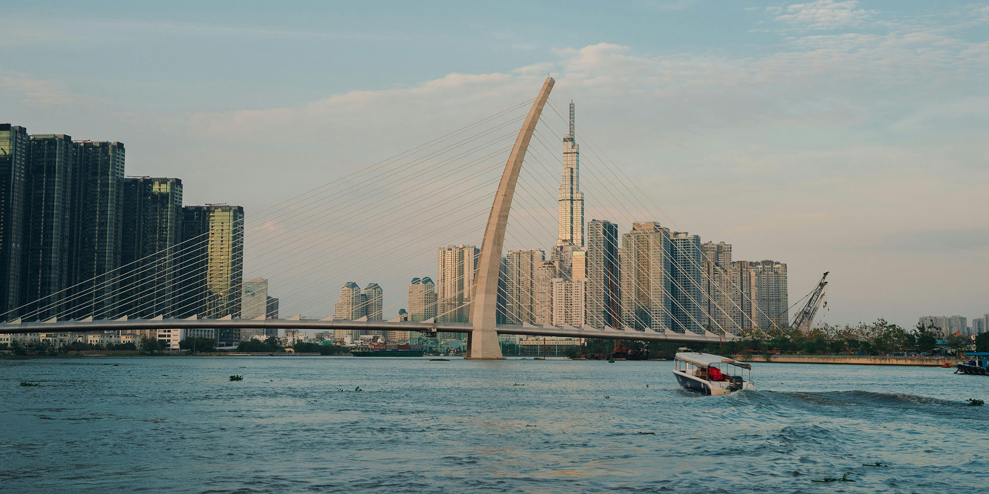 Saigon-river-speedboat-trip-with-the-fresh-air-and-villas-of-the-high-class-people-who-got-million-dollars